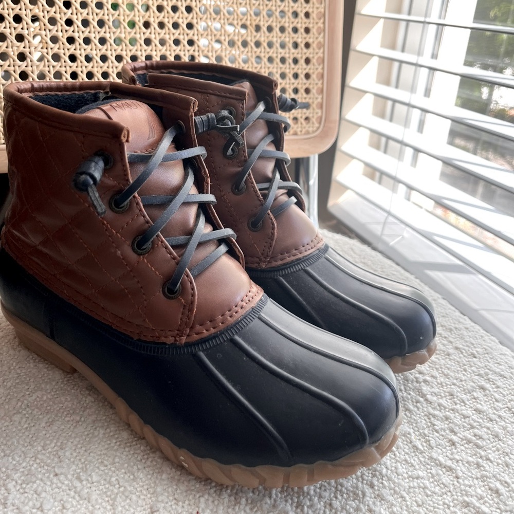 Brand: Nautica Size: 36   - Only worn once.
